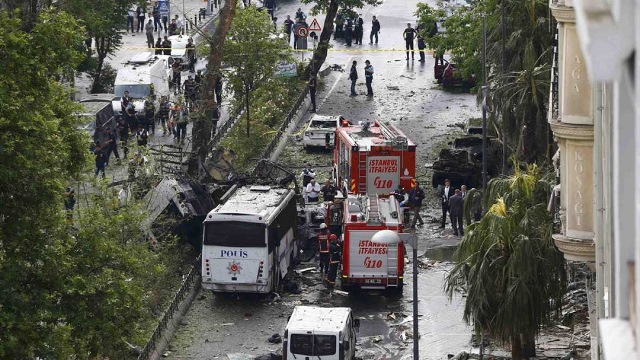 Ataque contra un autobús policial en Estambul. (Foto Prensa Libre: EFE)