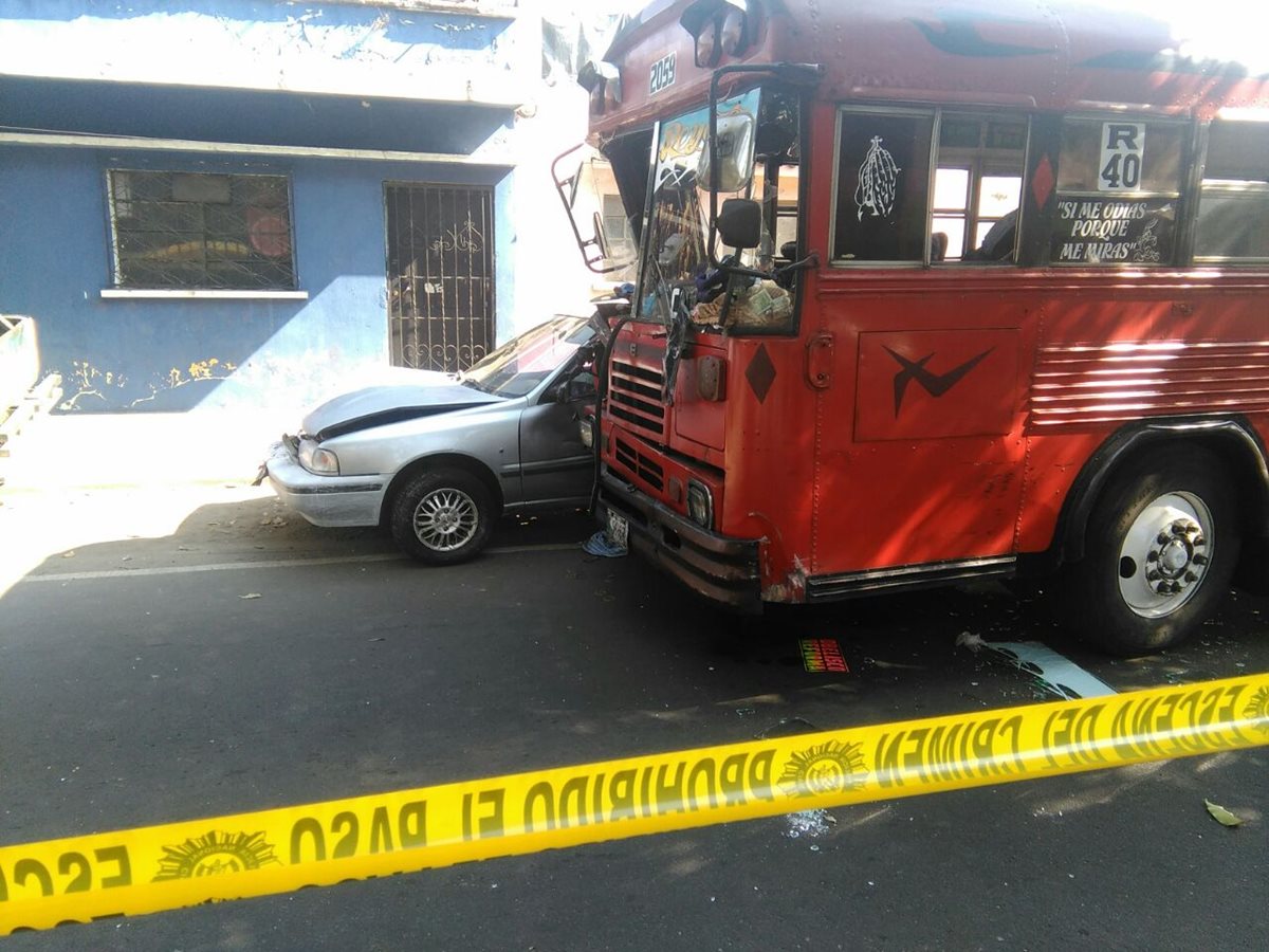 Los bomberos confirmaron que las víctimas murieron por los disparos que los sicarios les hicieron a la cabeza. (Foto Prensa Libre: CBM)