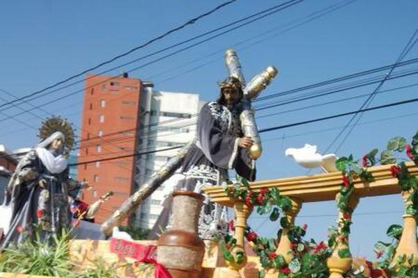 La procesión Nazareno de la Guardia de Honor a su paso por la 7 avenida, zona 4. (Foto Prensa Libre: Ejército)