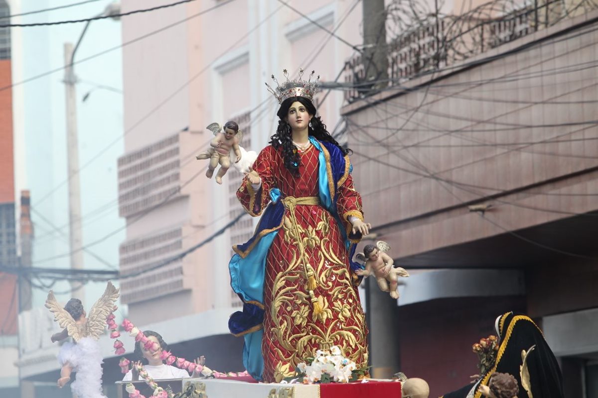 La imagen de la Virgen de la Asunción recorrió varias calles y avenidas de la zona 1.(Foto Prensa Libre: Erick Ávila)