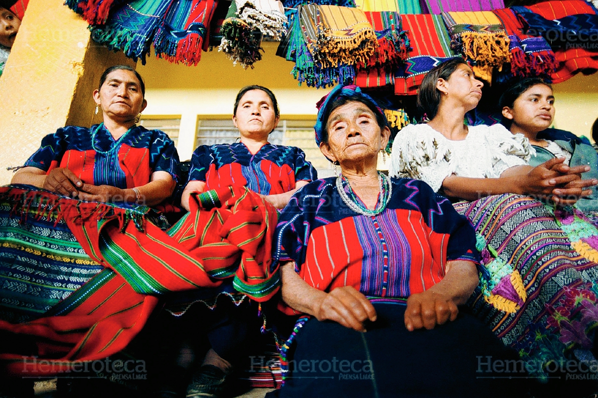 Las tejedoras posan orgullosas con sus tejidos. (Foto: Carlos Sebastián 2002)