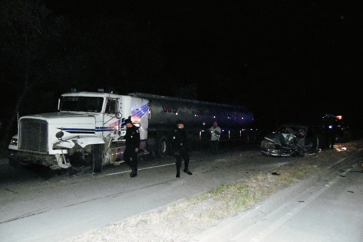 Agentes de la Policía Nacional Civil examinan el lugar en donde un tráiler chocó con un picop, en Tecpán Guatemala, Chimaltenango. (Foto Prensa Libre: José Rosales)