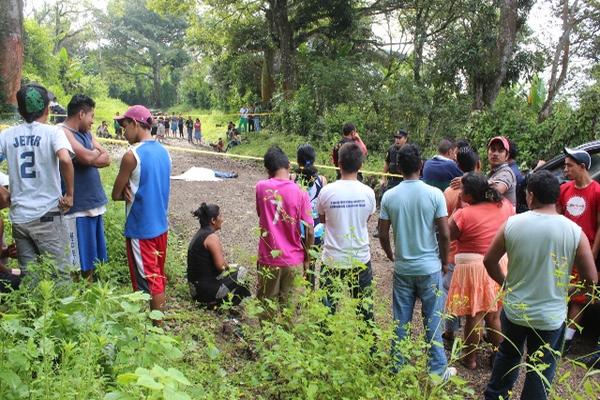 Curiosos observan el cuerpo de Luis Armando Chajón Noj, en el camino hacia la aldea El Pino, Barberena, Santa Rosa. (Foto Prensa Libre: Oswaldo Cardona)