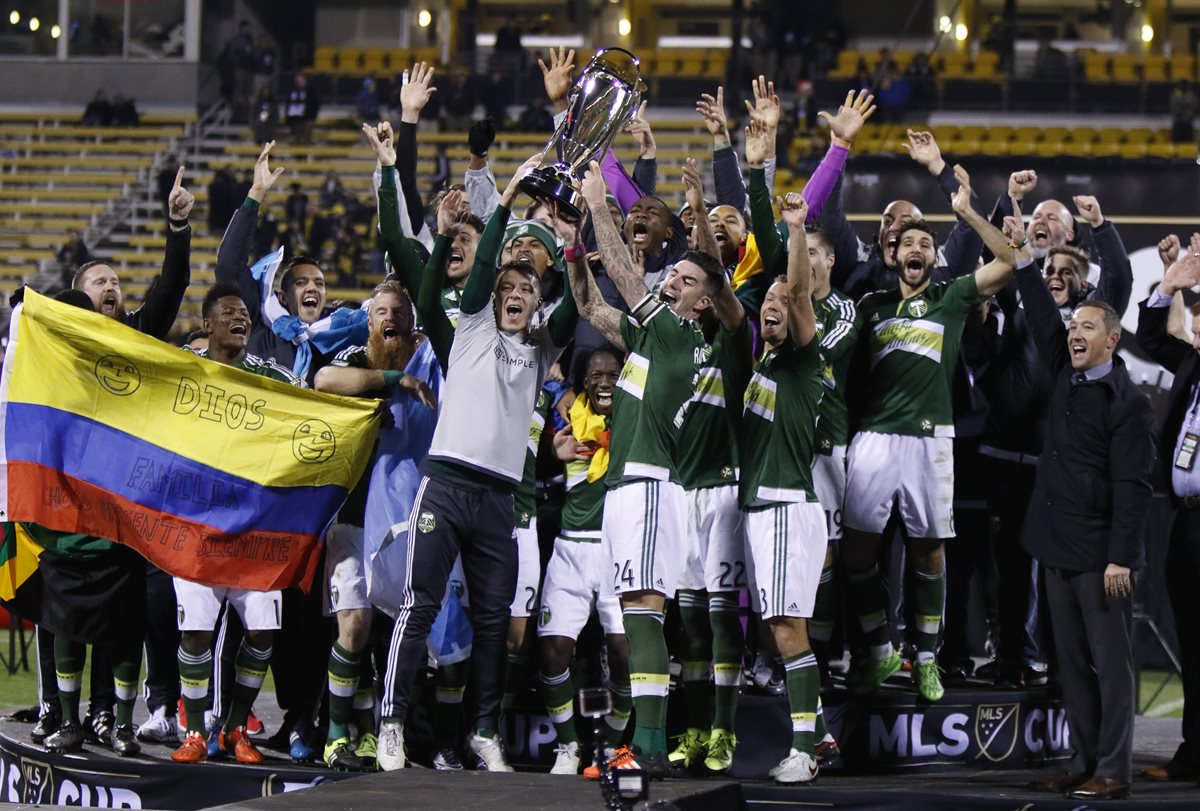 Timbers festeja con la copa tras coronarse campeón de la MLS. (Foto Prensa Libre: AP).