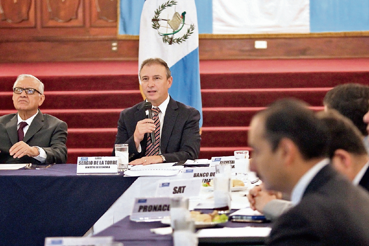 el vicepresidente Alejandro Maldonado Aguirre presidió ayer su primera reunión con funcionarios de Gobierno como coordinador del Gabinete Económico. Sergio de la Torre, ministro de Economía, informó sobre la situación del país. (Foto Prensa Libre: Esbin García)
