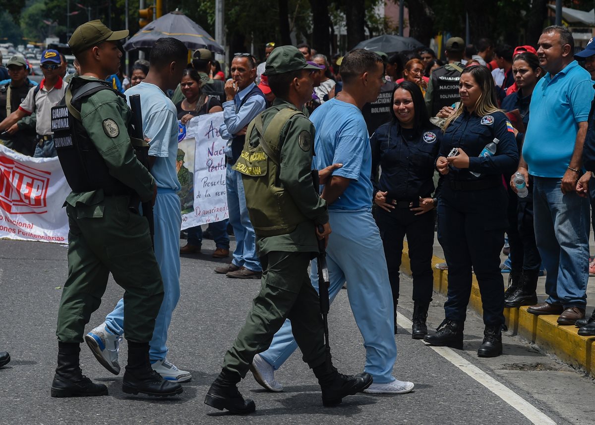 Presos son sacados a las calles de Venezuela para protestar contra revocatorio. (Foto Prensa Libre: AFP).