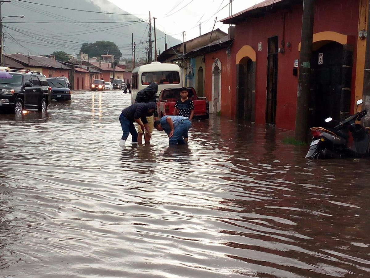 La Calle Ancha de los Herreros, en Antigua Guatemala, quedó inundada. (Foto Prensa Libre: Cortesía)