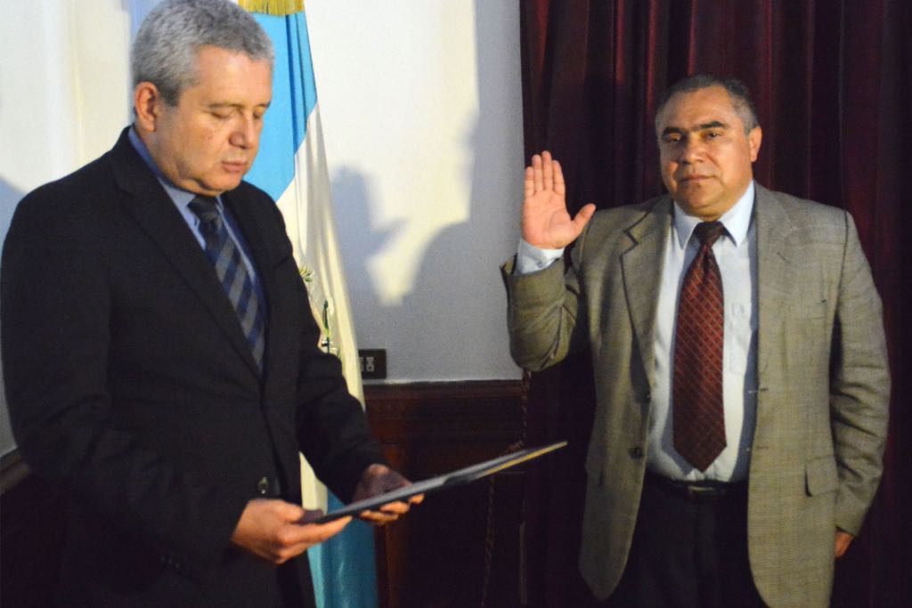 Ennio Horlando Galicia Muñoz es juramentado como ministro de Desarrollo Social. (Foto Prensa Libre: Presidencia)