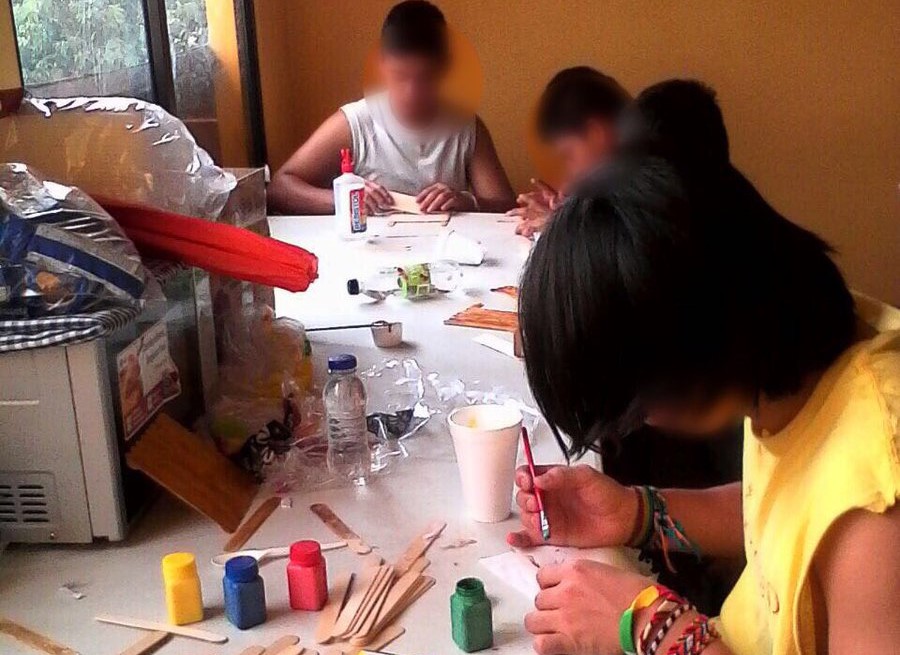 Los menores en protección en un taller de manualidades. (Foto Prensa Libre: SBS)