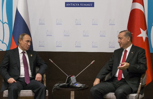 Vladimir Putin (i) y Recep Tayyip Erdogan se reunieron en noviembre del 2015 en Antalya, Turquía.(Foto Prensa Libre: AFP)