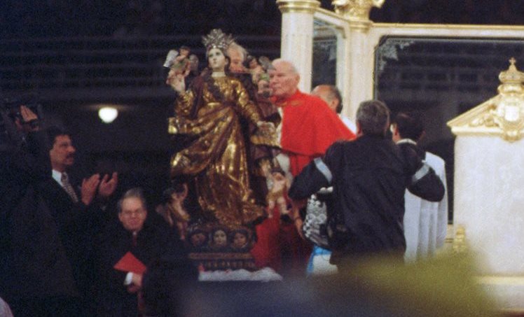 Juan Pablo II coronó a la Patrona de la capital en 1996. (Foto: Hemeroteca PL)