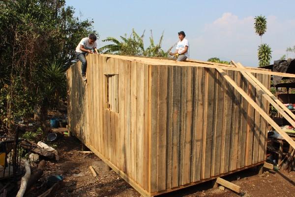 Grupo de    jóvenes voluntarios participa en  la construcción de una vivienda en  San Juan Arana, Cuilapa, Santa Rosa.