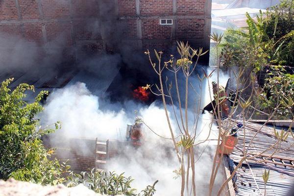 Socorristas controlan incendio en una vivienda ubicada en la ciudad de Jalapa. (Foto Prensa Libre: Hugo Oliva) <br _mce_bogus="1"/>