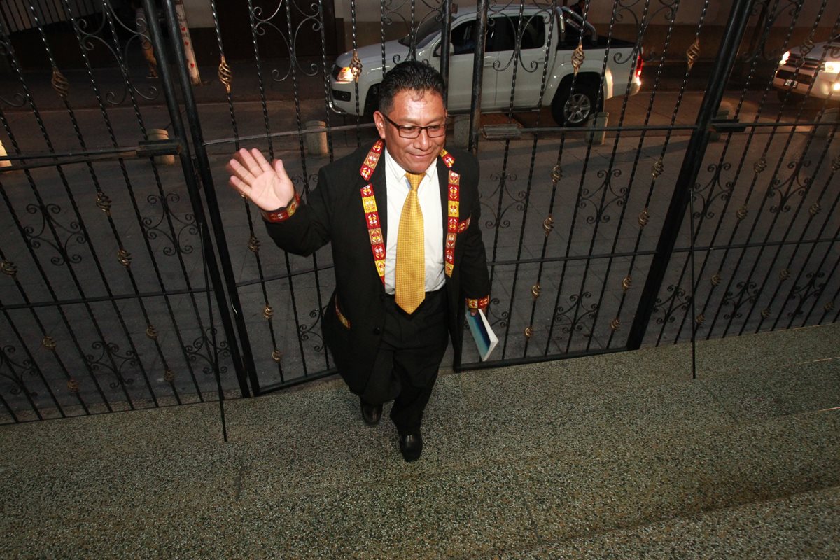 Diputados de diferentes bancadas llegaron a Casa Presidencial para reunirse con el mandatario Jimmy Morales( Foto Prensa Libre: Estuardo Paredes)