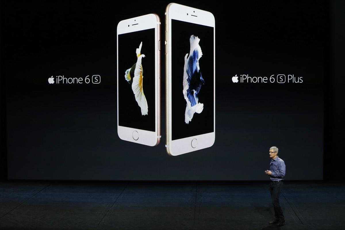 Los nuevos teléfonos, el iPhone 6S y el 6S Plus, tienen las mismas dimensiones que sus equivalentes de la última versión.(Foto Prensa Libre: AFP)