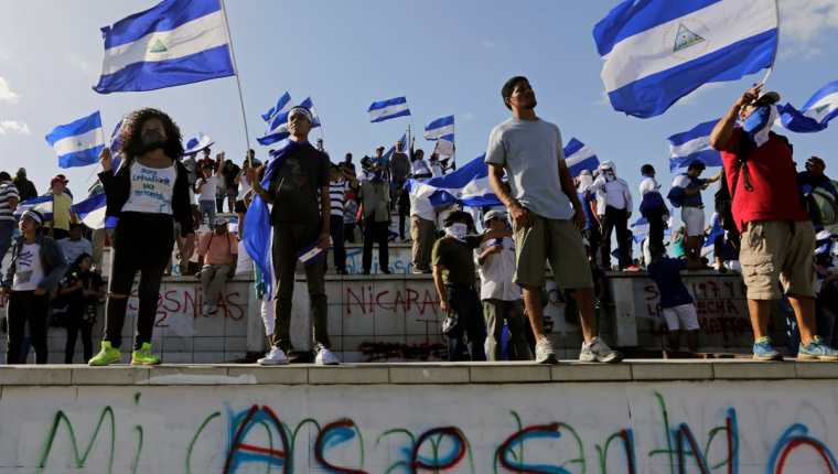 Nicaragüenses toman parte en una protesta pidiendo la renuncia de Ortega y Rosario Murillo, y exigen justicia y libertad para los presos políticos. (Foto Prensa Libre:AFP)