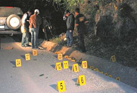 Fiscales recopilan evidencias en un lugar donde ocurrió una balacera, que dejó varias personas heridas. (Foto Prensa Libre: Archivo)
