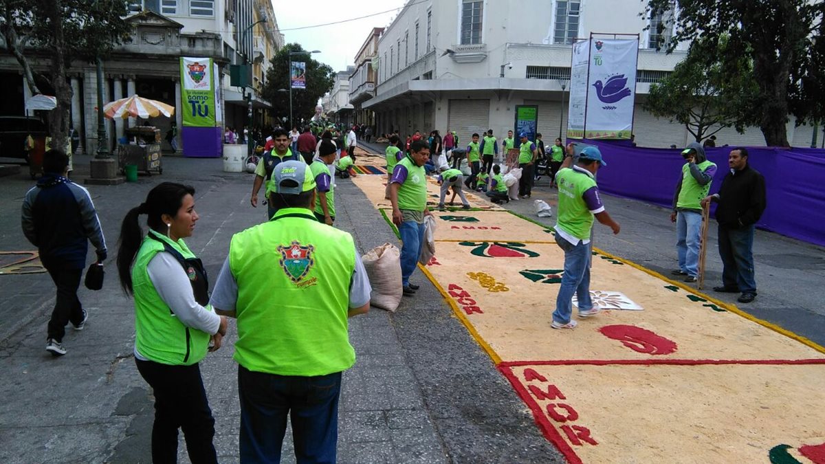 La Municipalidad de Guatemala y voluntarios de la Pastoral Juvenil elaboran la alfombra de aserrín más larga del mundo sobre el Paseo de la Sexta. (Foto Prensa Libre: Mynor Toc)
