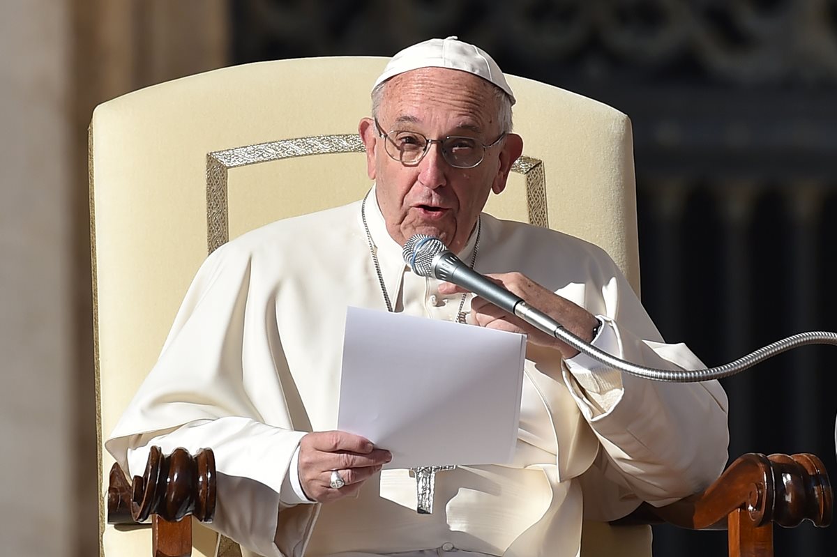 El papa Francisco ofrece un discurso en la Plaza San Pedro de Roma. (Foto Prensa Libre: EFE).