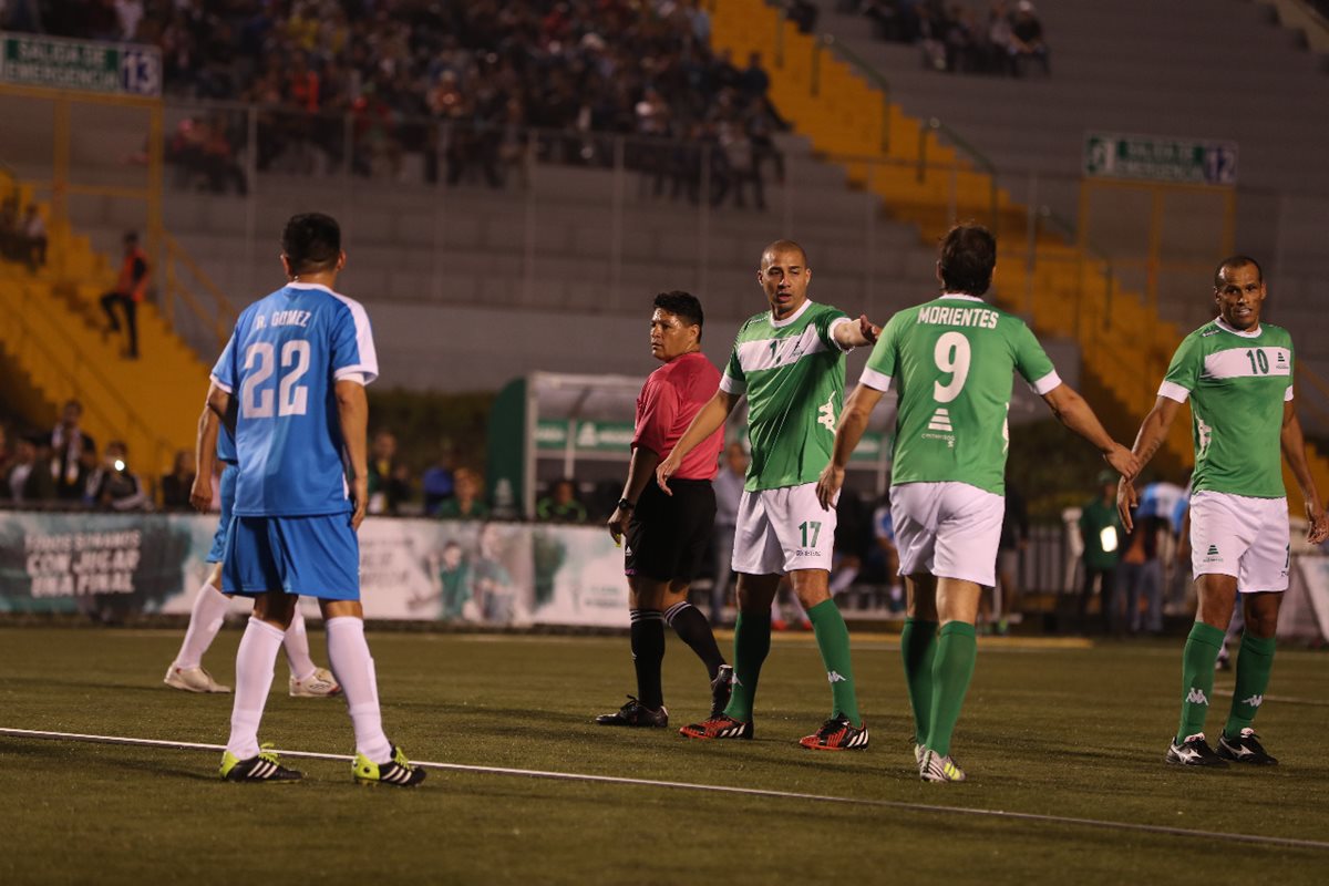 El Francés Trezeguet y el brasileño Rivaldo felicitan a Morientes después de anotar.