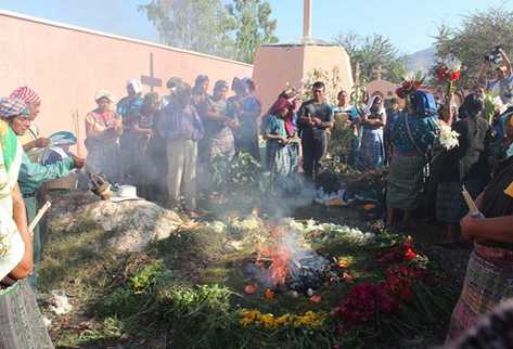 Sobrevivientes de la guerra participan en la ceremonia maya que se celebró en Rabinal, Baja Verapaz. (Foto Prensa Libre: Carlos Grave)