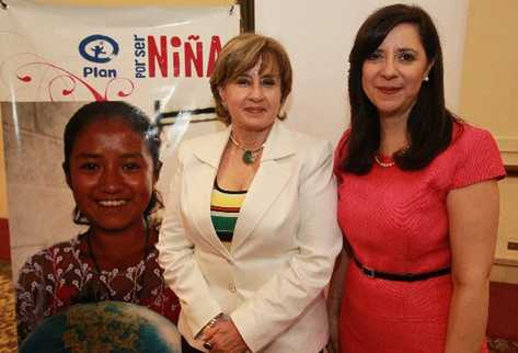 Leonor Calderón, de Unfpa, y Débora Cóbar, de Plan Guatemala, firmaron  carta de cooperación.
