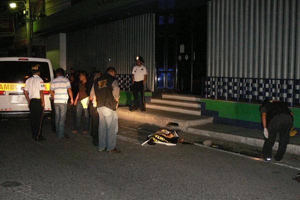 Agentes del MP recaban evidencias en la escena del crimen. (Foto Prensa Libre: Hugo Oliva)