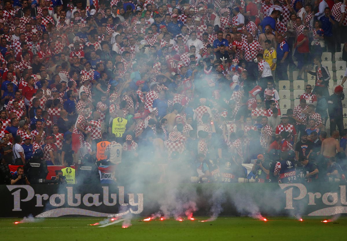 Los aficionados croatas lanzaron bengalas y retrasaron el partido frente a República Checa. (Foto Prensa Libre: EFE)