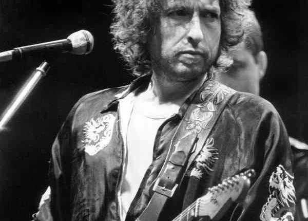 Bob Dylan se convirtió en el primer estadounidense en alcanzar el máximo galardón de las letras en más de dos décadas. (Foto Prensa Libre: EFE)