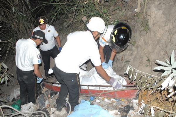 Bomberos Voluntarios sacan el cuerpo de un barrando en la aldea Agua Caliente. (Foto Prensa Libre: Hugo Oliva)<br _mce_bogus="1"/>