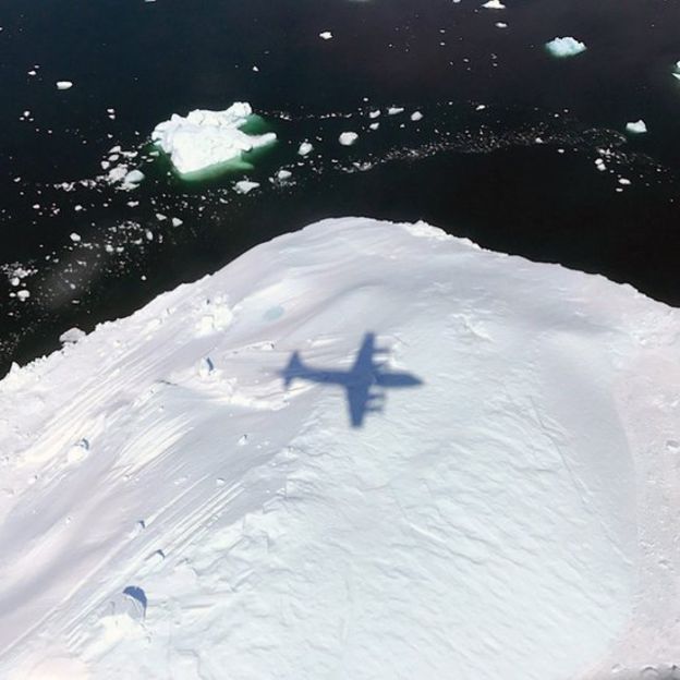 El científico de la NASA John Sonntag volaba en un P-3 cuando vio las extrañas formas en el hielo. NASA