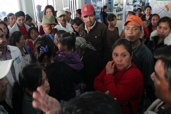 Usuarios permanecen  sin recibir atención médica, debido a  protesta de médicos. (Foto Prensa Libre: Mike Castillo)