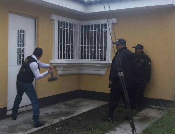 En una de las colonias en el municipio de Pastores, Sacatepéquez, se continuaron éste sábado los allanamientos por la PNC. (Foto, Prensa Libre: Facebook de PNC Guatemala)