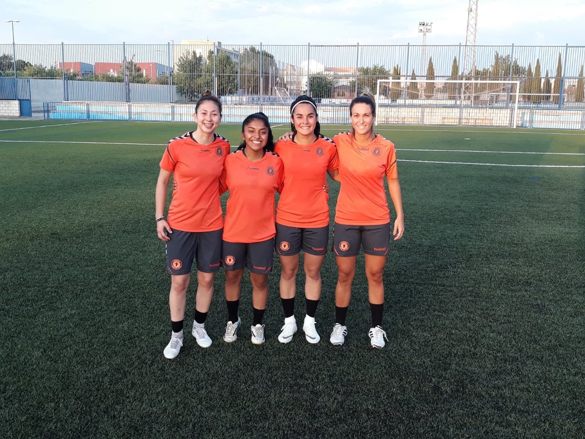 La jugadora quetzalteca fue presentada como uno de los fichajes estelares del equipo aragonés que juega en la Segunda División del Futbol Femenino de España. (Foto Prensa Libre: Raúl Juárez)