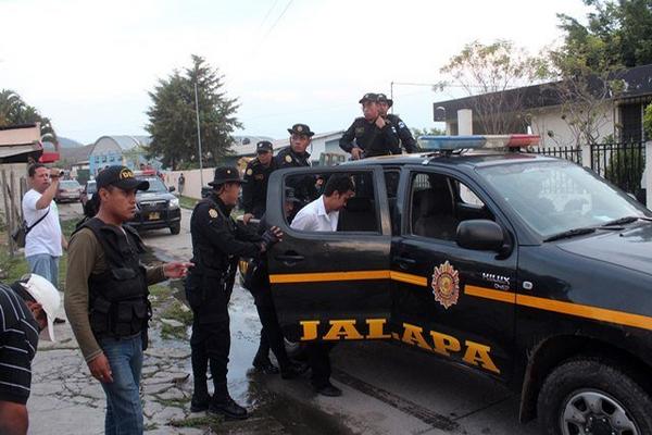 Emerson Elí Meléndez, sindicado de haber participado en la muerte de dos primas, es trasladado al Juzgado de Paz de San Manuel Chaparrón. (Foto Prensa Libre: Hugo Oliva)
