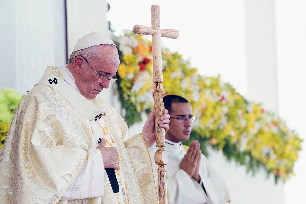El papa Francisco oficia una misa al aire libre en el Parque Samanes en Guayaquil, Ecuador.(Foto Prensa Libre:AP).
