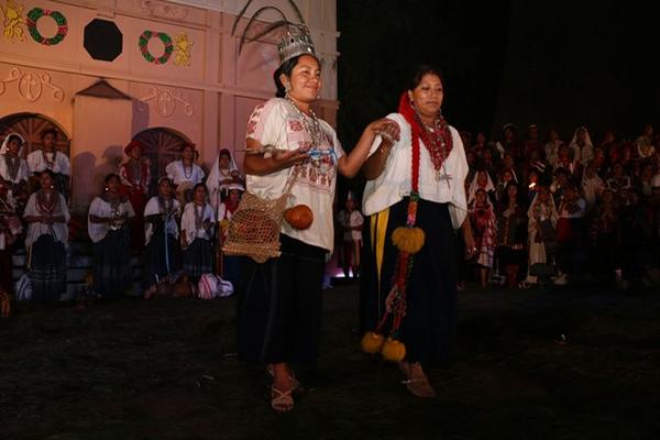 Lesli Yesenia Tupil Chub -derecha- presenta a Annytha Julissa Pérez   Cholotío, luego de que fuera electa Rabín Ajaw 2014. (Foto Prensa Libre:   (Eduardo Sam)