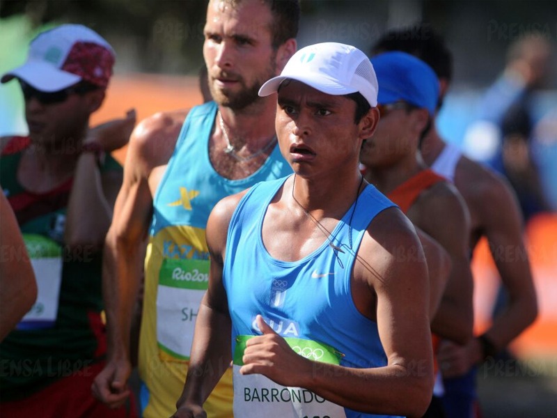 Érick Barrondo se mantiene lejos de los primeros lugares en la prueba de los 20 kilómetros. (Foto Prensa Libre: Jeniffer Gómez)