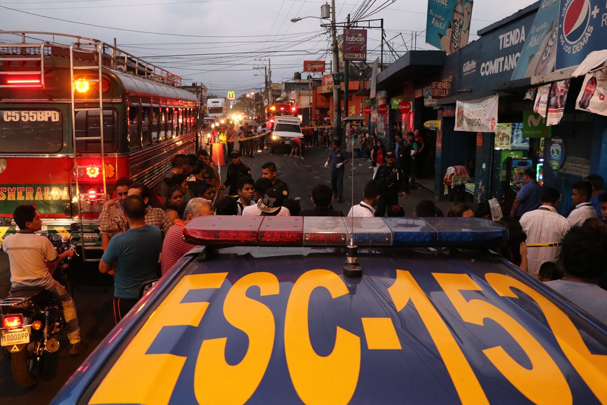 La PNC resguarda el lugar donde ocurrió el ataque en la zona 1 de Escuintla. (Foto Prensa Libre: Carlos Paredes)