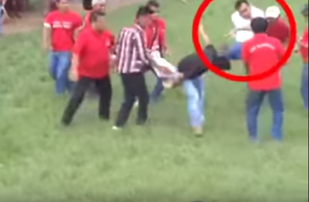 Imagen muestra la agresión que sufrió uno de los denunciantes.(Foto Prensa Libre: Tomada de YouTube)