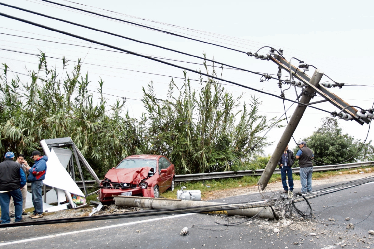 Un automóvil chocó contra un poste en el kilómetro 11 de la ruta a El Salvador. (Foto Prensa Libre: Erick Ávila)