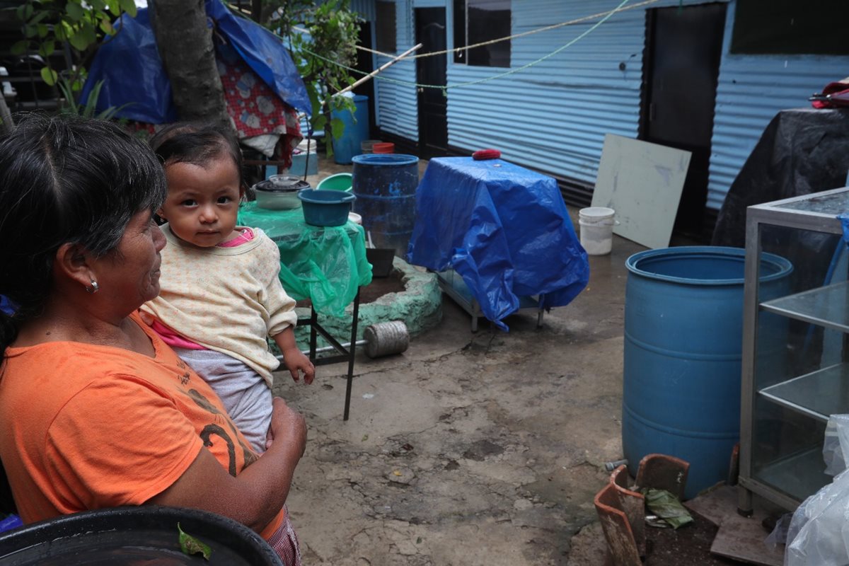 Los vecinos de la colonia San Martín, zona 7, deben almacenar agua en recipientes para afrontar la escasez. (Foto Prensa Libre: Estuardo Paredes)