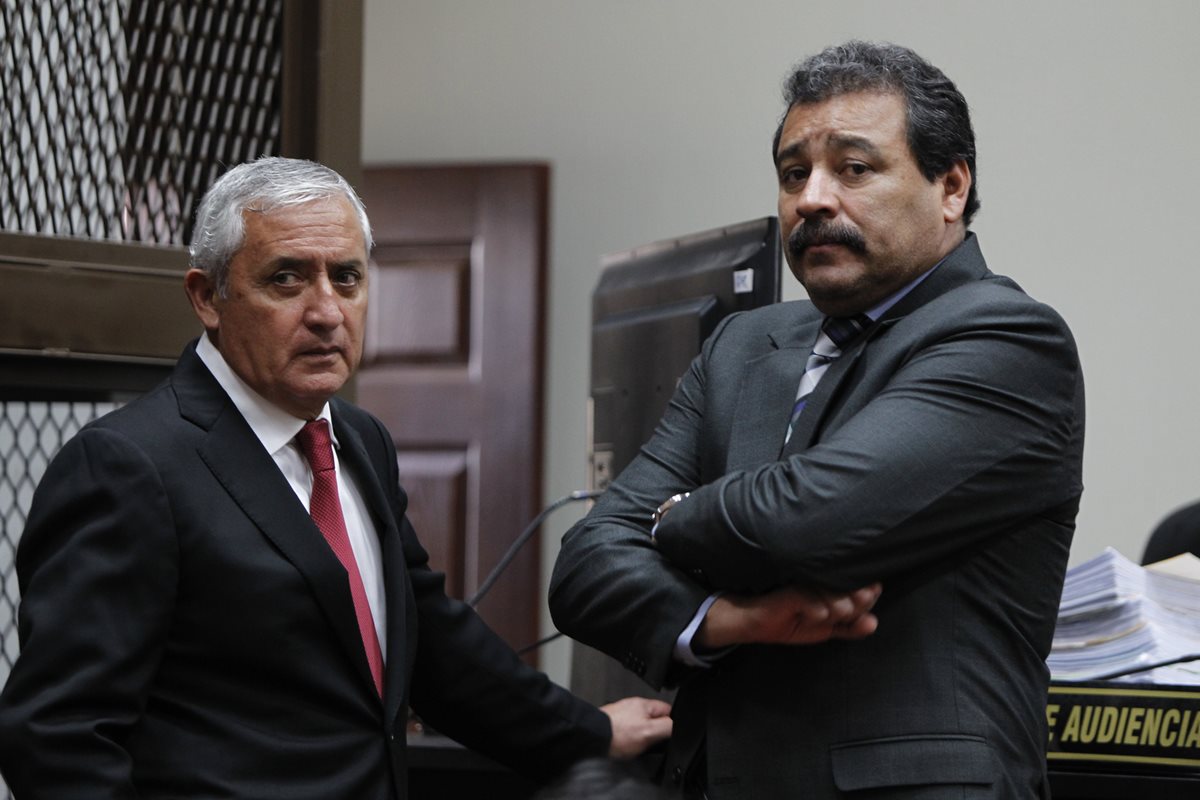 El ex presidnete Otto Pérez Molina (Izquierda) solicita que se le cambien los delitos en el caso La Línea.(Foto Prensa Libre: Hemeroteca PL)
