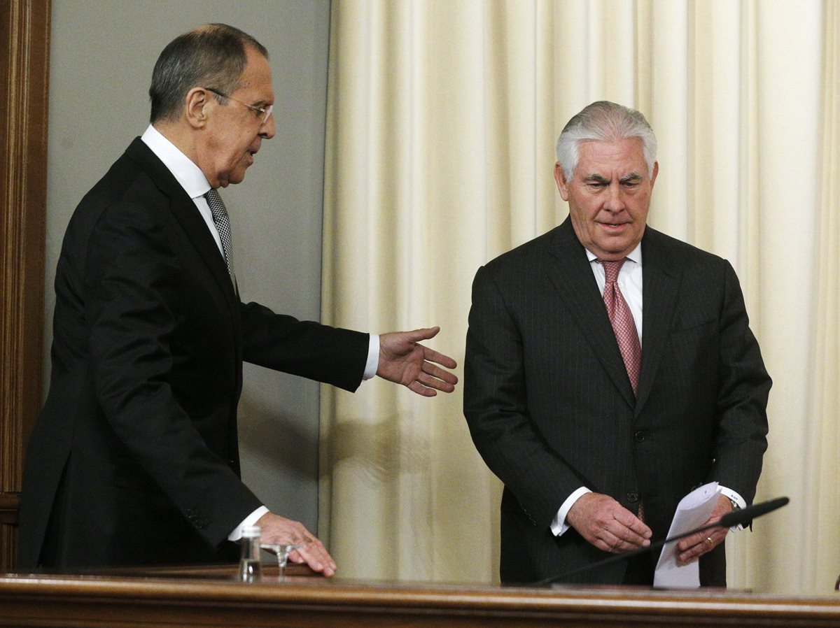 Lavrov -izquierda- se dirige a Tillerson. (Foto Prensa Libre: EFE)
