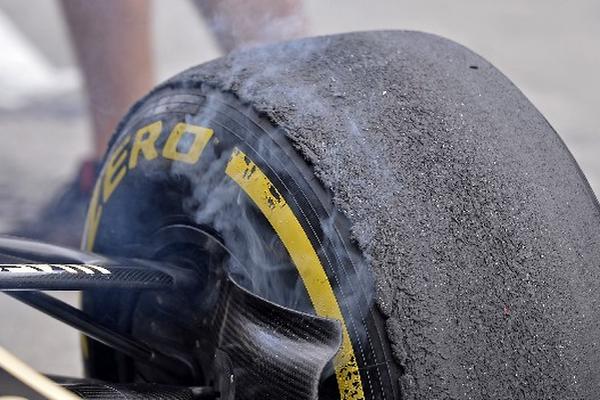 Uno de los neumáticos utilizados en la segunda práctica libre en Nurburgring, Alemania. (Foto Prensa Libre: AP)