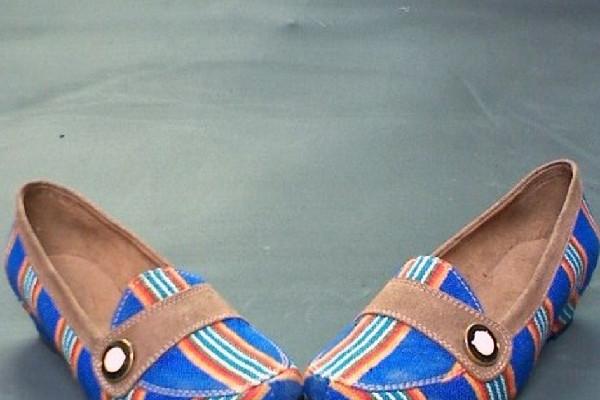 Broches y adornos se integran con los diseños.