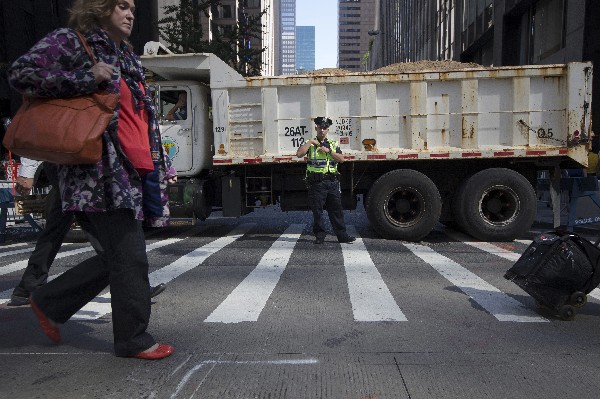 Más de 80 camiones con arena serán colocados en puntos estratégicos durante desfile del Día de Acción de Gracias.(Foto Prensa Libre: AP).