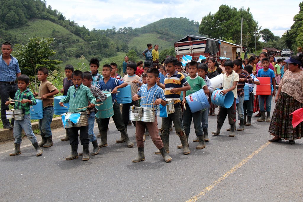 Niños de la escuela de Sejol, Carchá, marchan al ritmo de botes y latas, pues no han recibido instrumentos. (Foto Prensa Libre: Eduardo Sam)