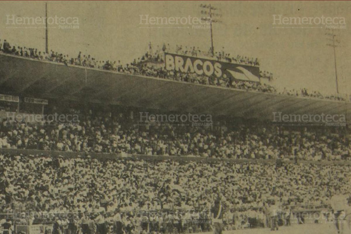 En 1979 aficionados colmaron el estadio Mateo Flores. (Foto: Hemeroteca PL)