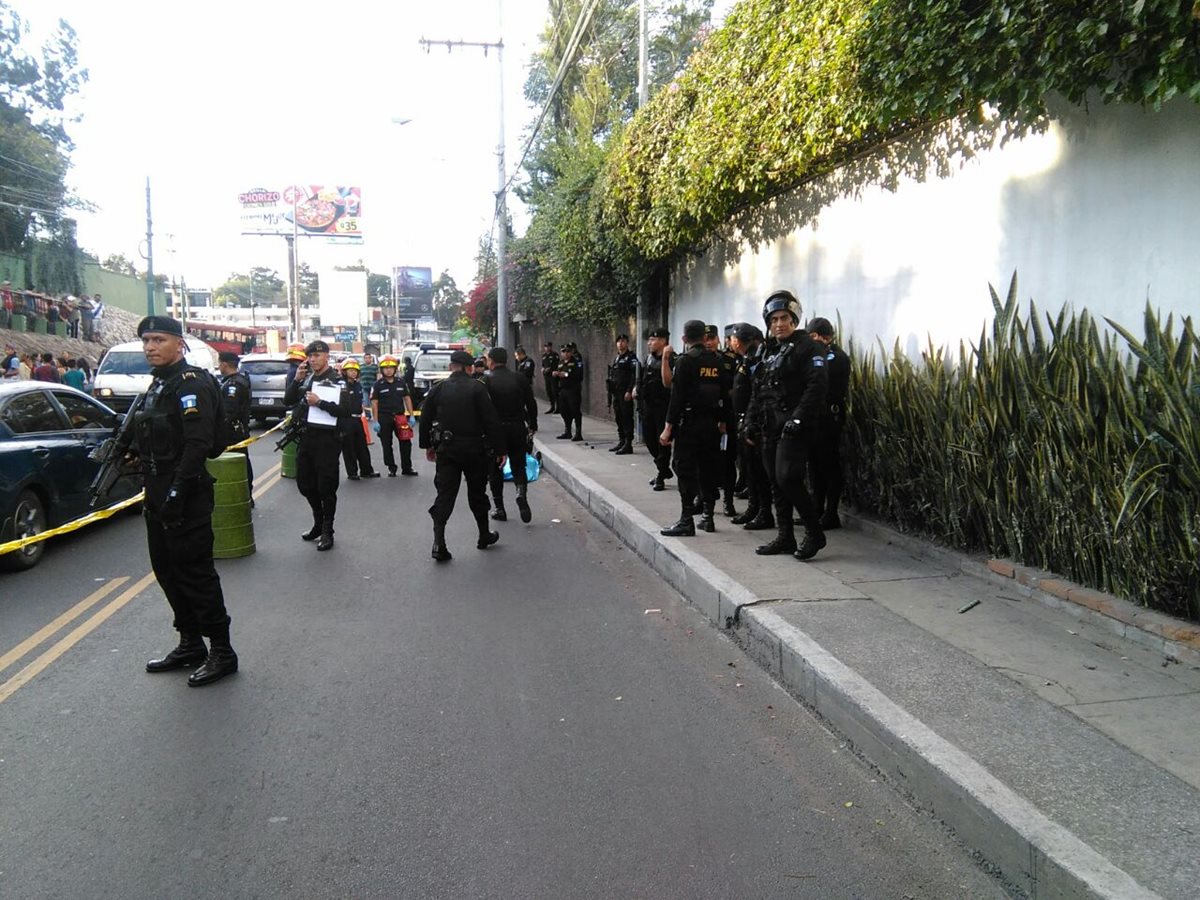 Enfrentamiento entre policías y supuestos sicarios deja dos personas muertas en zona 10. (Foto Prensa Libre: Estuardo Paredes)